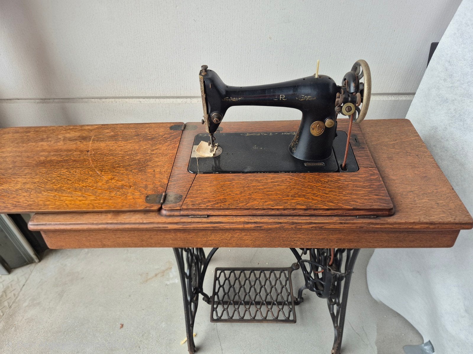 Antieke Singer Naaimachine met  Gietijzeren Onderstel, Ophalen