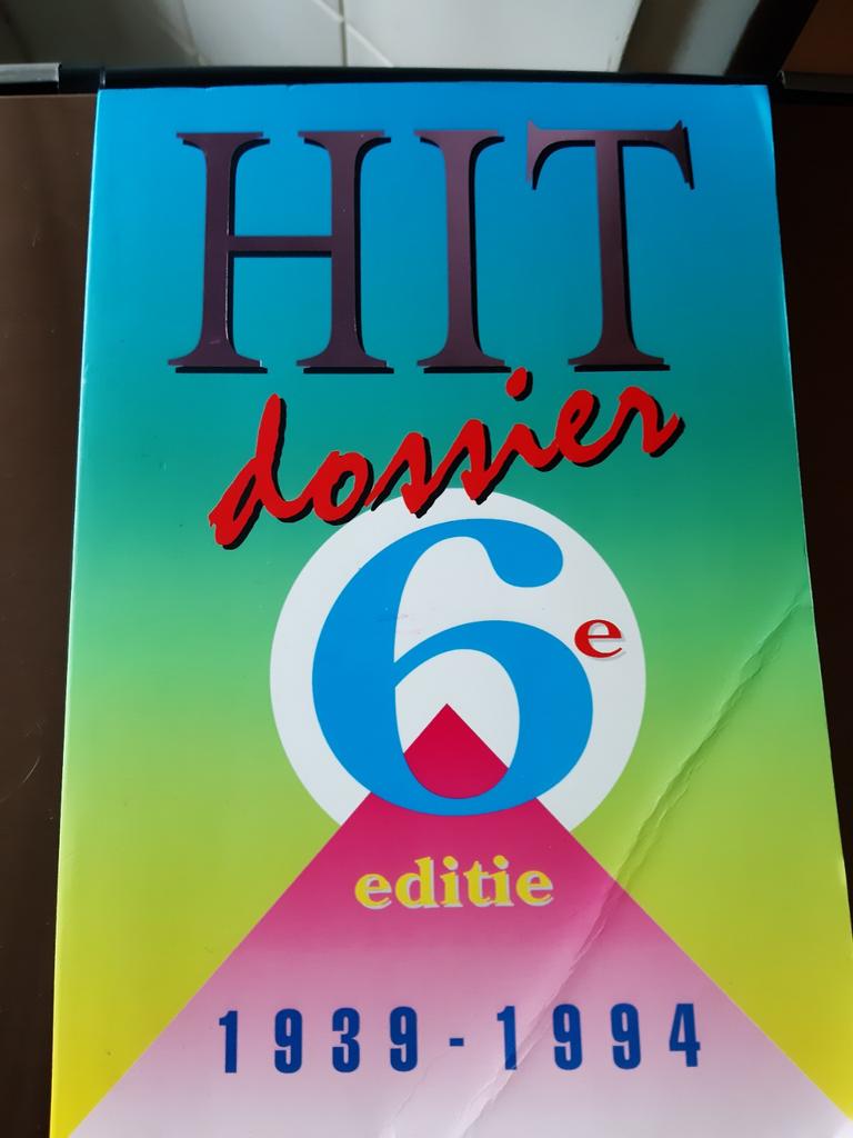 T.k. hit dossier 6 e  editie 1939 tot 1994 € 5, Ophalen of Verzenden, Zo goed als nieuw, Overige typen