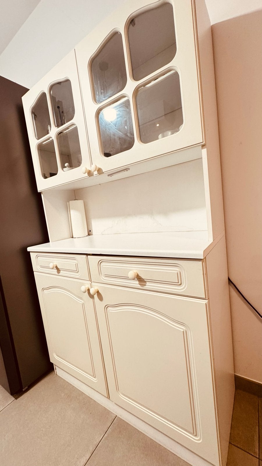 Crèmekleurige keukenkast met vitrines en lades, Huis en Inrichting, Ophalen, Gebruikt, 100 tot 150 cm, Met lade(s)