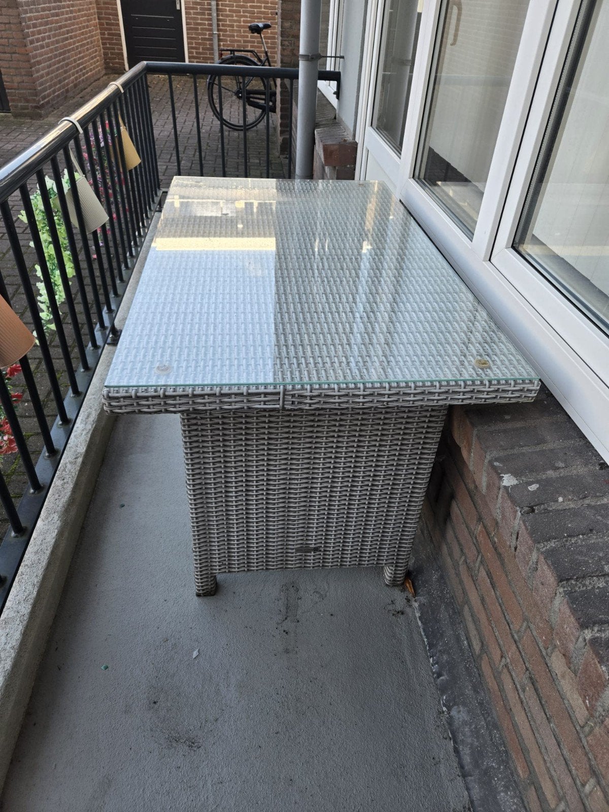 Wicker balkontafel met glazen blad, Ophalen of Verzenden, Zo goed als nieuw, Rechthoekig, Wicker