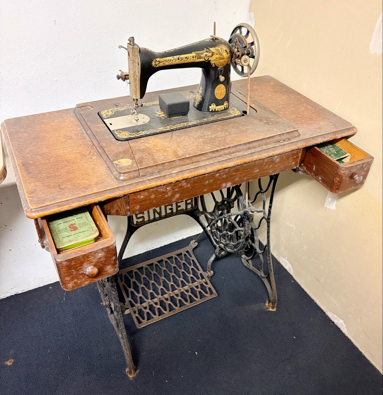 Antieke Singer Naaimachine met Tafel en Accessoires, Ophalen