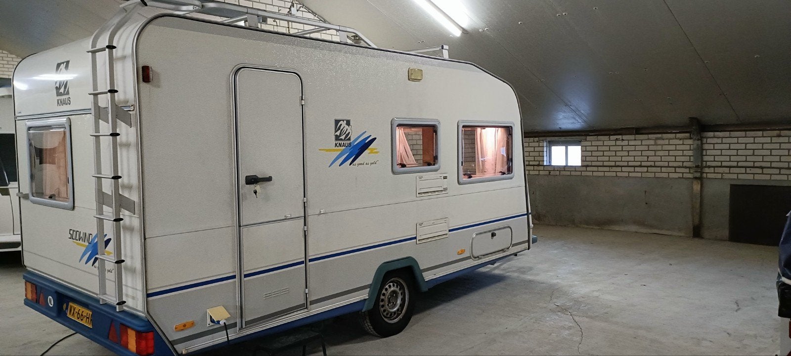 Compacte Knaus Südwind 400 TS 'As Good As Gold' 4-persoons, Caravans en Kamperen, Caravans, Vast bed, Treinzit, 750 - 1000 kg