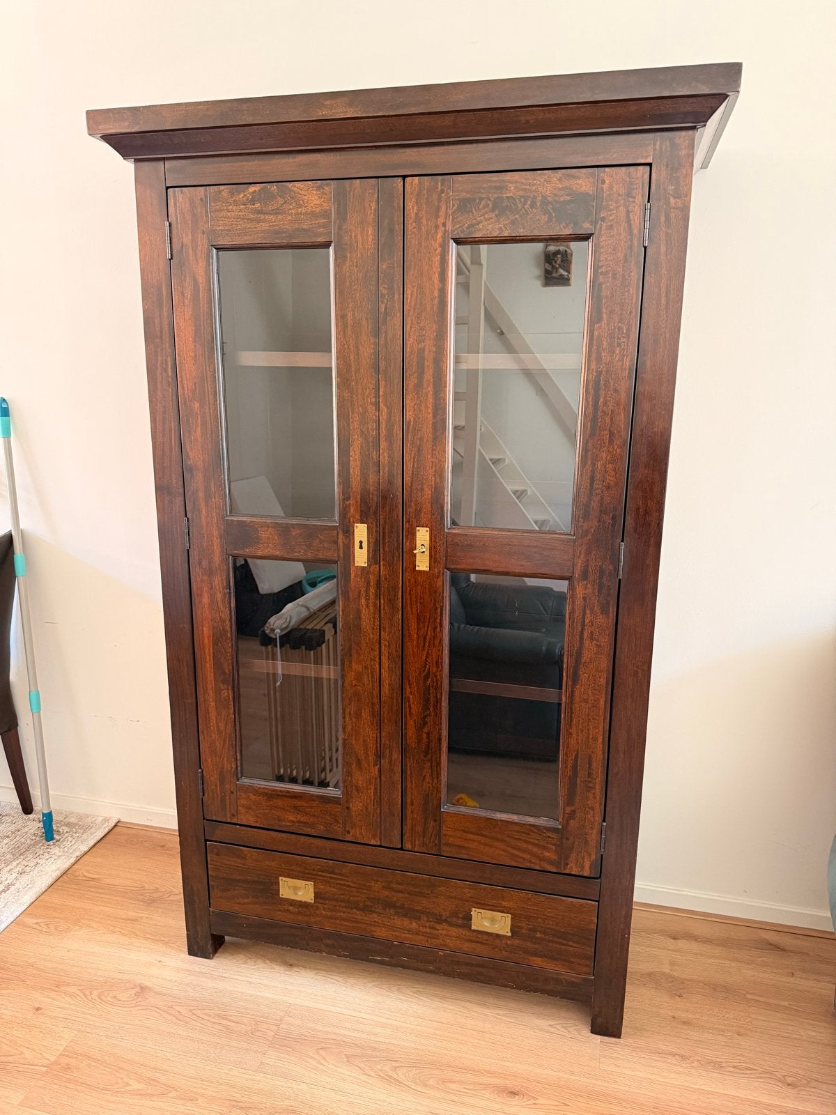 Massief houten vitrine kast met bijpassend tv meubel als set, Huis en Inrichting, Ophalen, Gebruikt, 150 tot 200 cm, 25 tot 50 cm