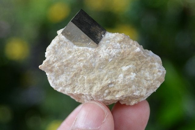 Pyriet kubus in Mergel (nr. 9), Verzamelen, Mineralen en Fossielen, Ophalen of Verzenden, Mineraal