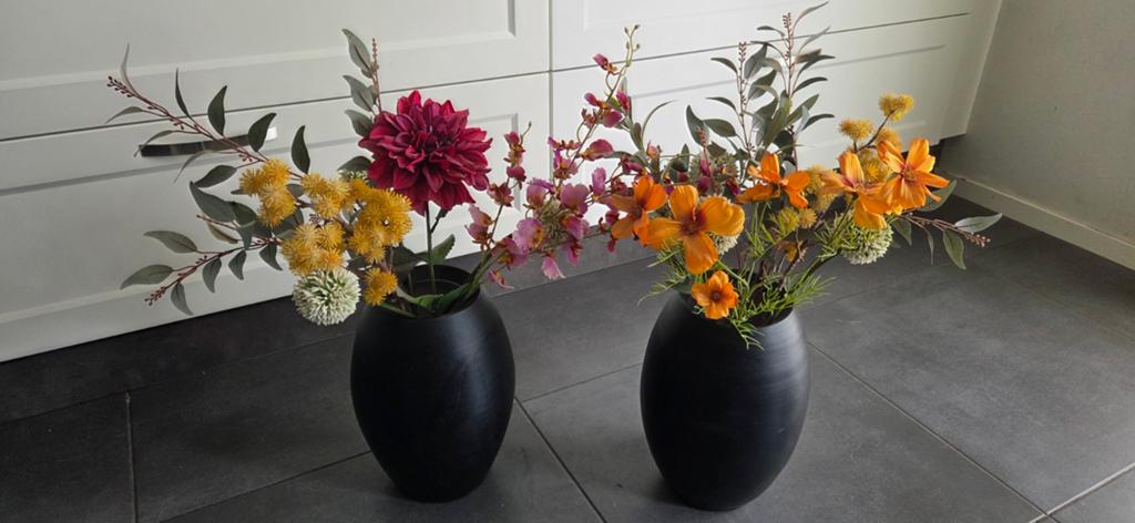 Set van 2 zwarte vazen met kunstbloemen, Huis en Inrichting, Woonaccessoires | Vazen, Overige materialen, 50 tot 75 cm, Zwart