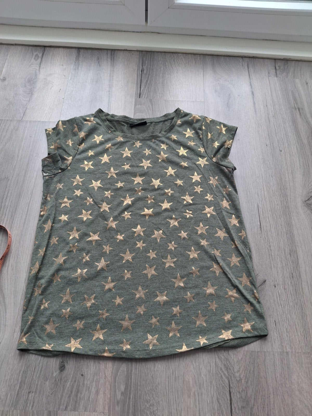 Bijna gratis khaki groen T-shirt met gouden sterren, Kleding | Dames, Maat 38/40 (M), Ophalen of Verzenden, Zo goed als nieuw