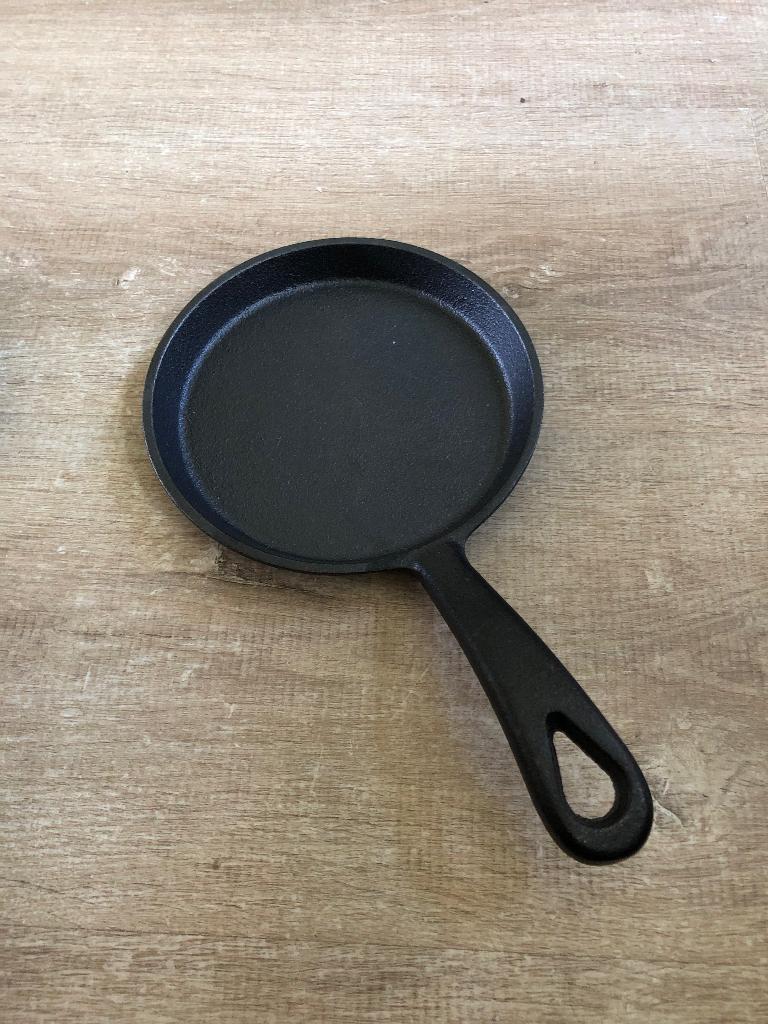 Gietijzeren pannetje koekenpannetje Ø 12cm, Gietijzer, Nieuw, Ophalen of Verzenden, Keramische plaat