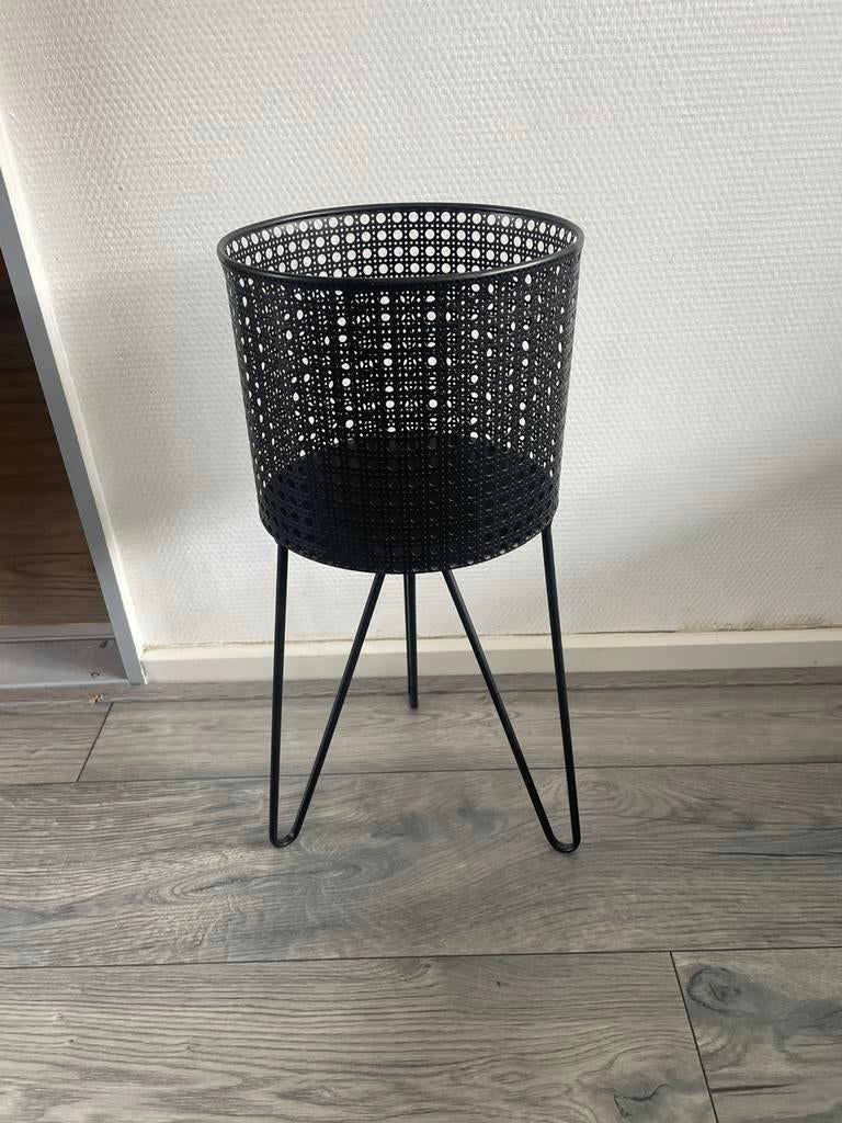 Z.g.a.n zwart metalen Planten Standaard met open Motief, Huis en Inrichting, Woonaccessoires | Overige, Ophalen, Zwart, Zo goed als nieuw