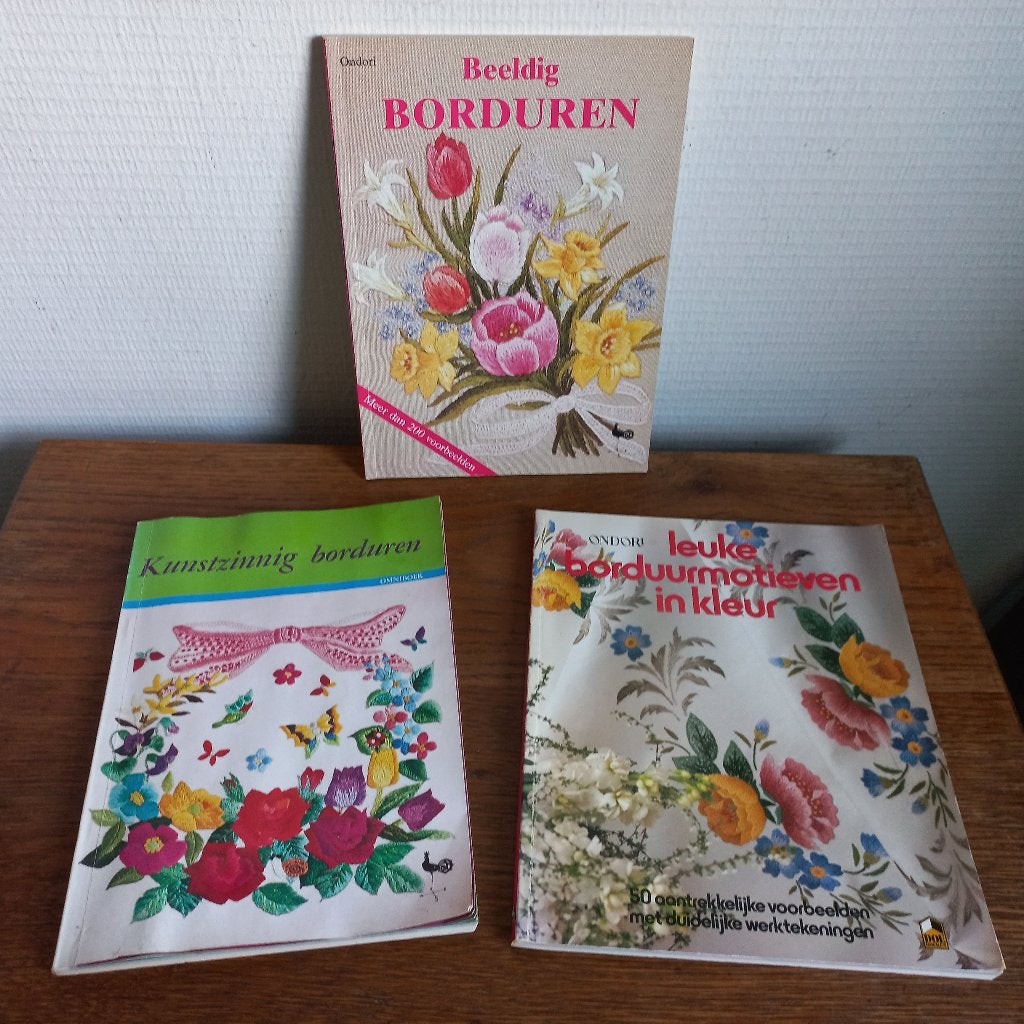 3 vintage BORDUURBOEKJES, Hobby en Vrije tijd, Ophalen of Verzenden, Gebruikt, Patroon