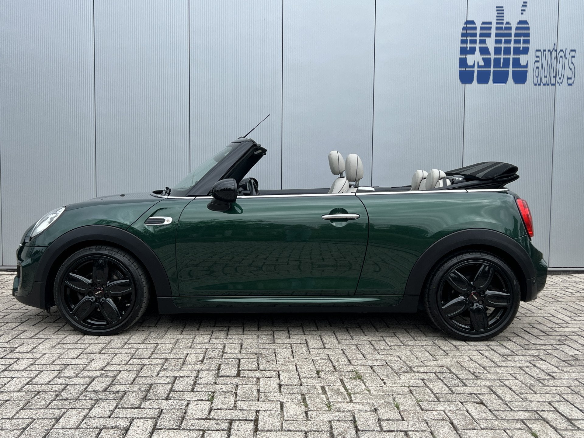 MINI Cabrio 1.5 Cooper 136 pk Automaat JCW Navigatie Head-Up, Auto's, 136 pk, Gebruikt, 4 stoelen, Bedrijf