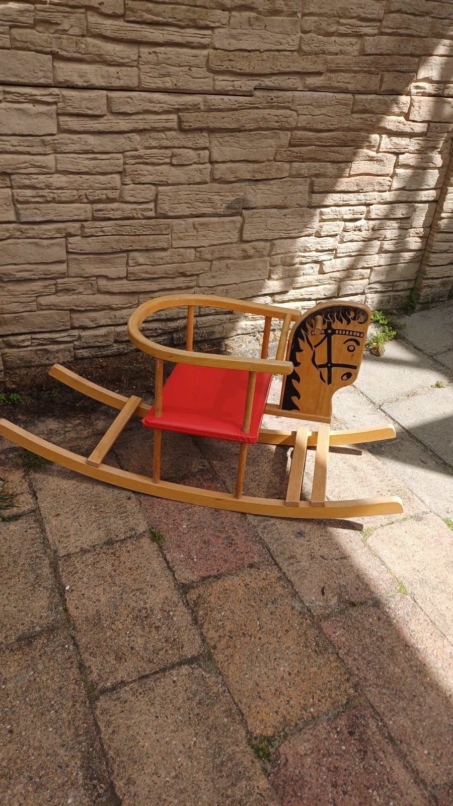 Houten hobbelpaard met rood zitje vintage, Kinderen en Baby's, Speelgoed | Houten speelgoed, Ophalen of Verzenden, Gebruikt, Rij- of Hobbelspeelgoed