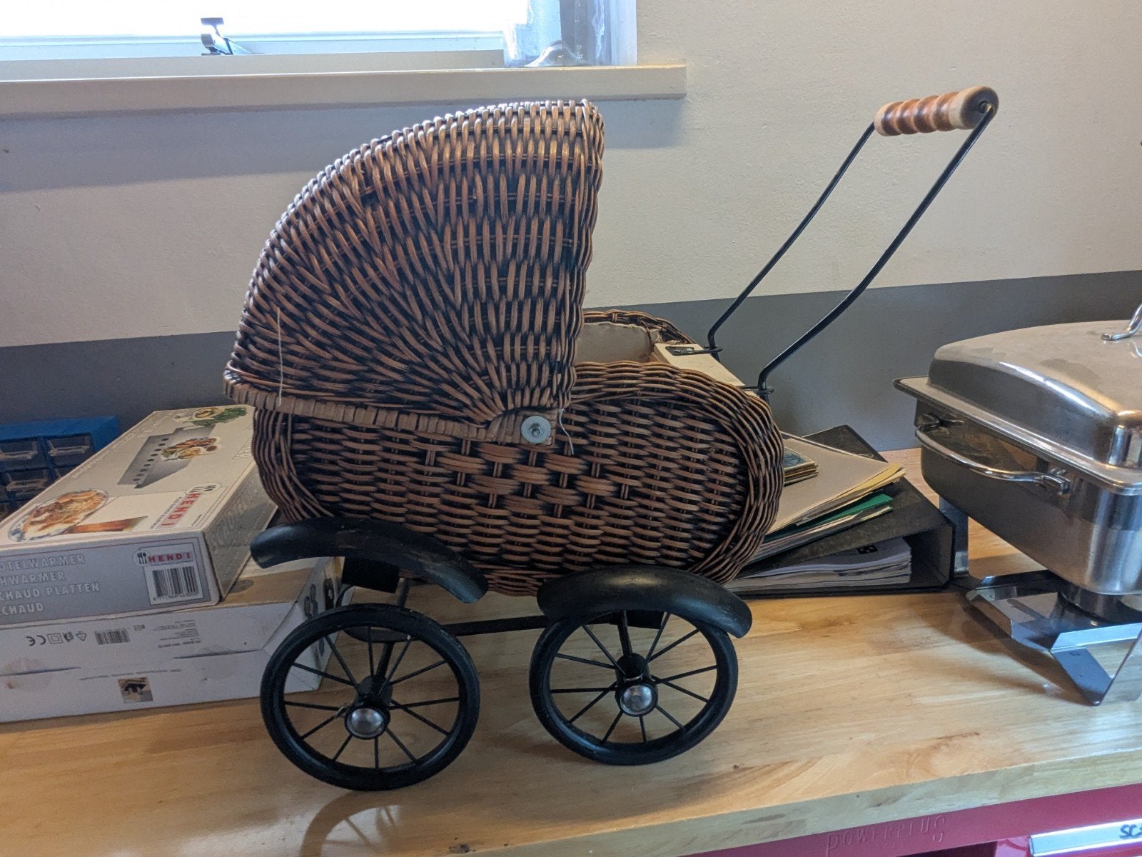 Vintage rieten poppenwagen - Antiek speelgoed, Ophalen, Gebruikt, Overige typen