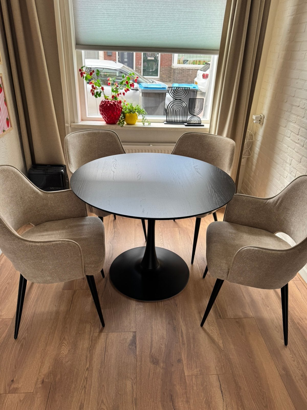JYSK zwarte ronde eettafel, Ophalen, 100 tot 150 cm, Rond, Zo goed als nieuw