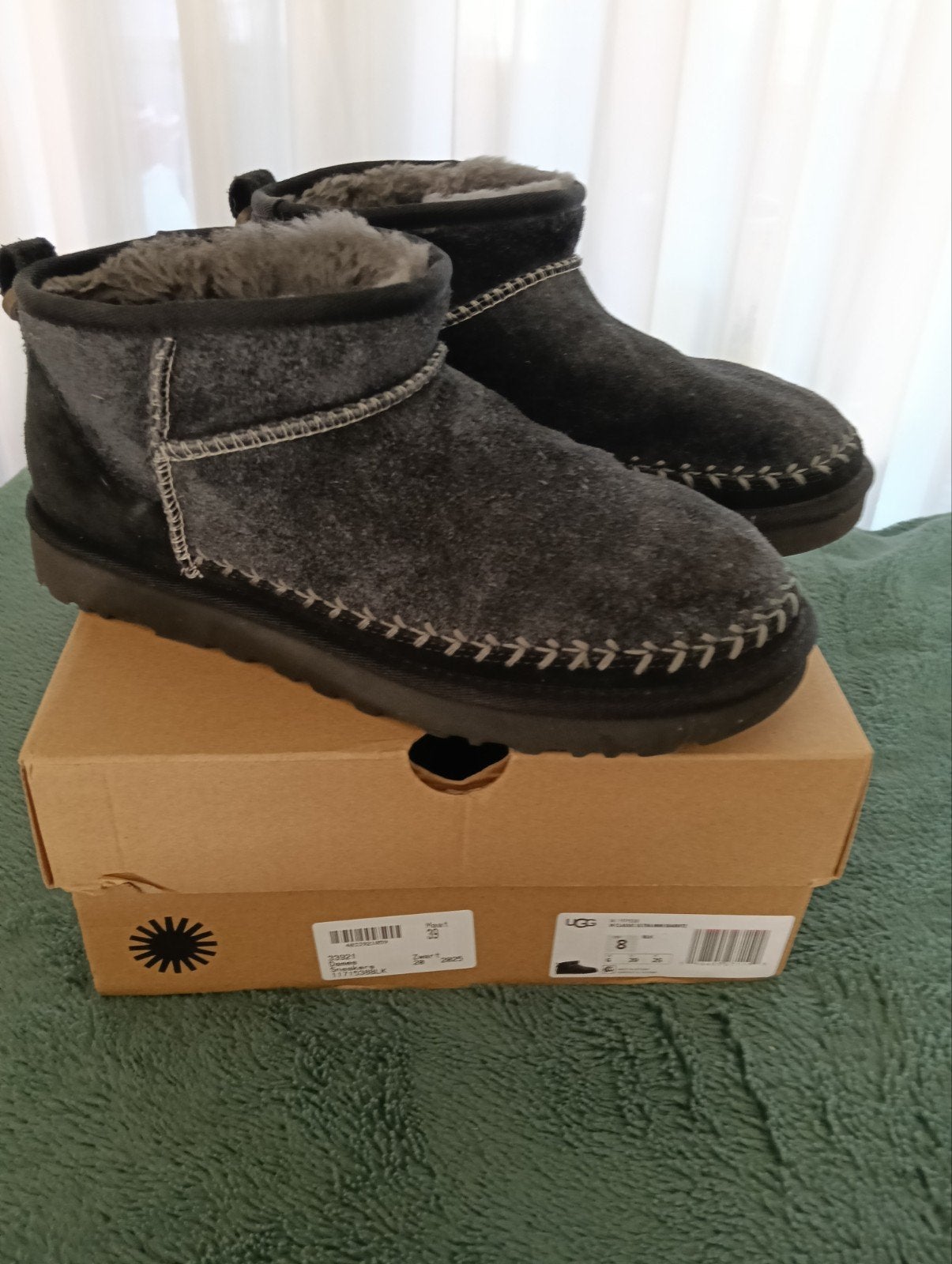 Uggs nieuw., Zwart, Lage of Enkellaarzen, Ophalen of Verzenden, Zo goed als nieuw