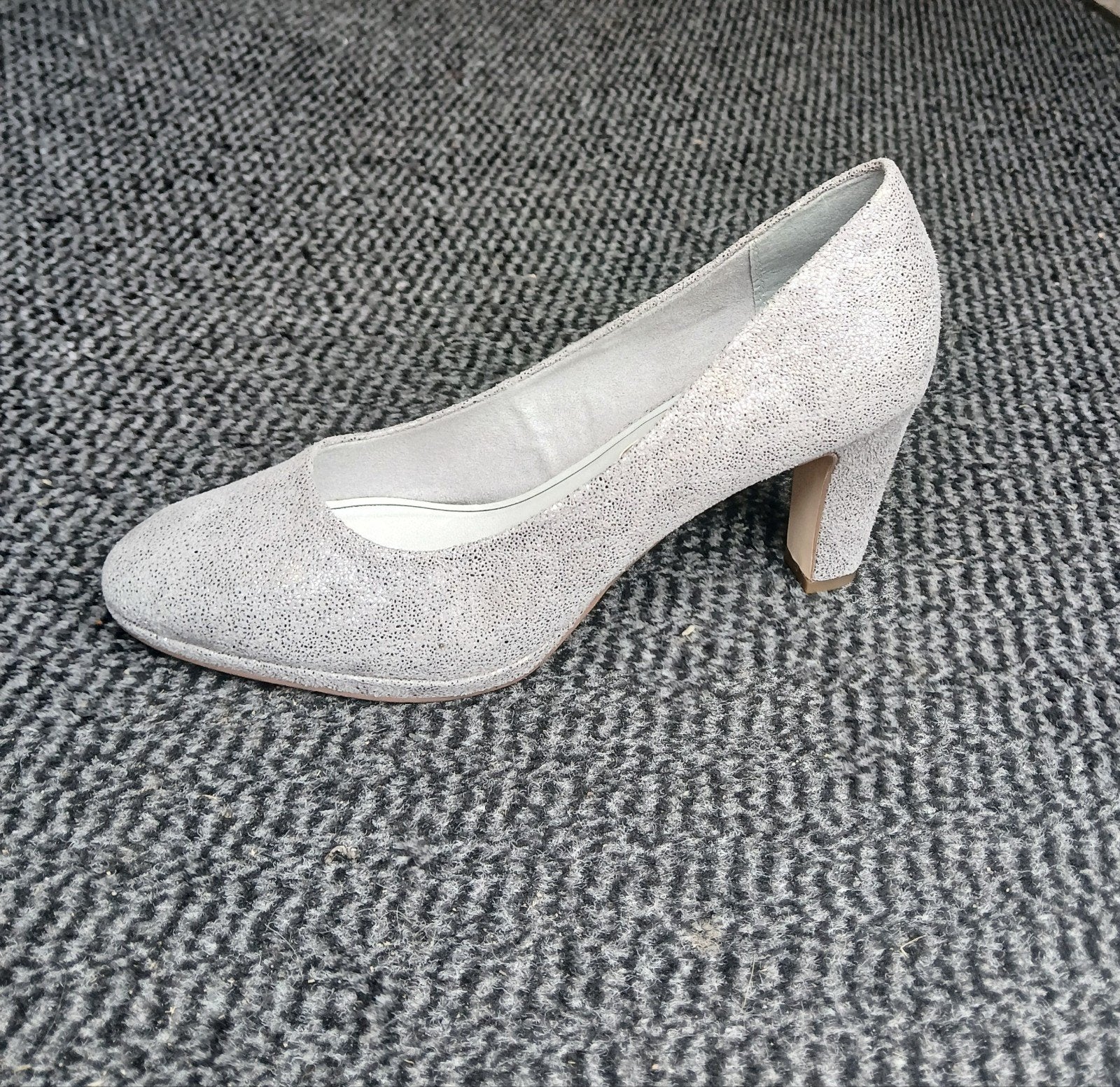Tamaris pumps lichtgrijs met zilver-structuur, hak 8 cm, Kleding | Dames, Tamaris, Pumps, Nieuw, Ophalen of Verzenden