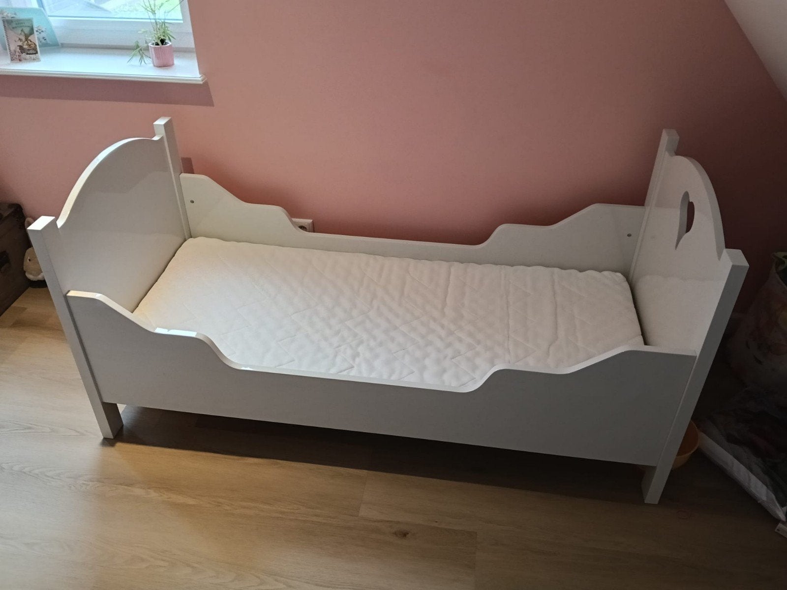 Wit peuterbed met hartje en matras, Ophalen, Gebruikt, 70 tot 85 cm, 140 tot 160 cm