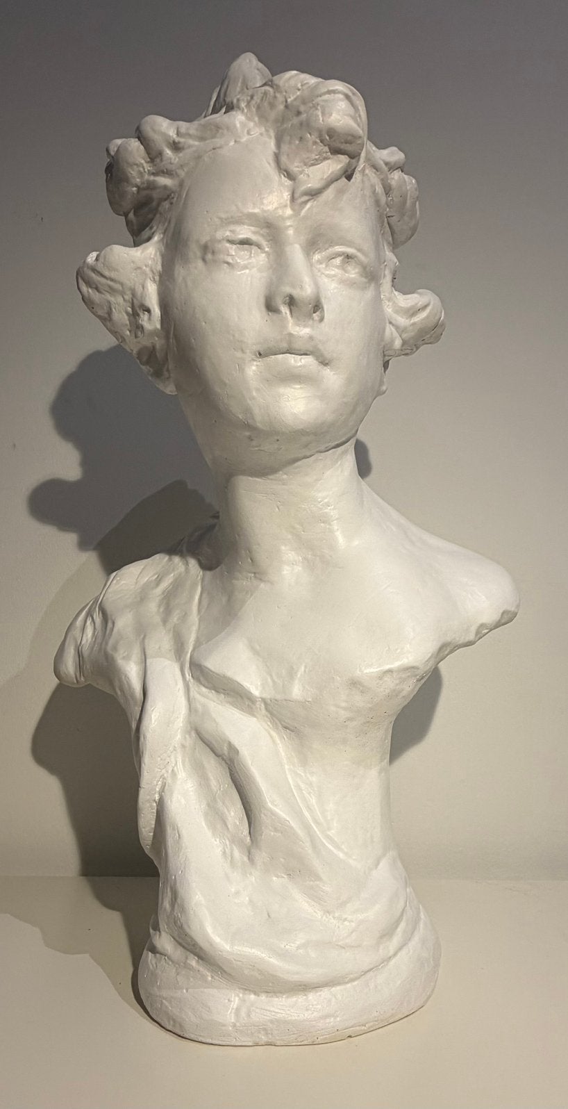 Buste van “ meisje met krul”, Ophalen of Verzenden, Gips, 20 - 50 cm, Wit