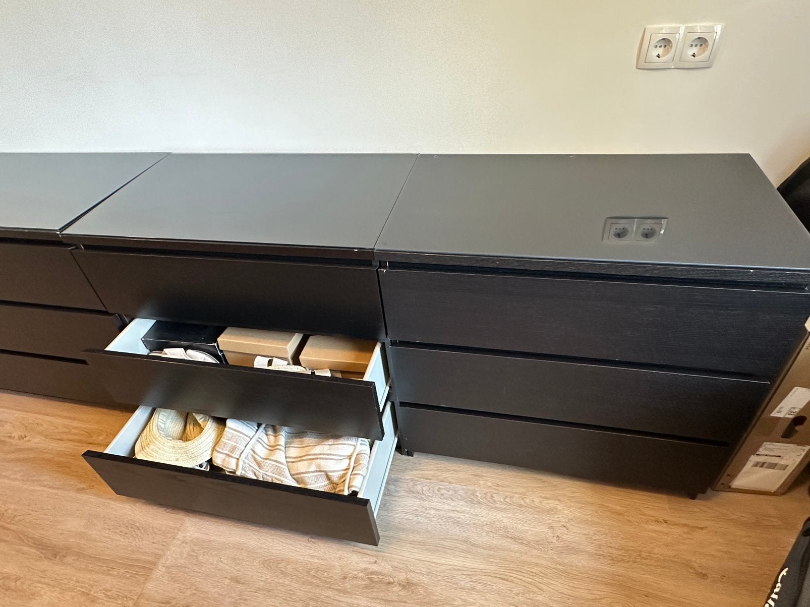 IKEA MALM ladekast zwartbruin – 3 lades + glazen blad, Ophalen, Gebruikt