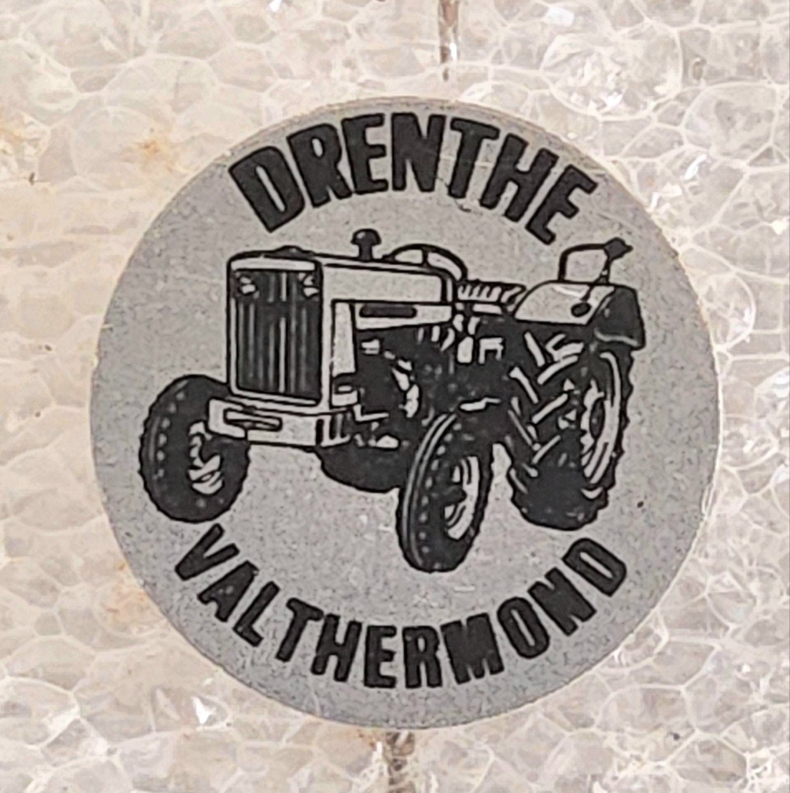 Vintage Speldje Drenthe Valthermond Tractor, Ophalen of Verzenden, Gebruikt, Transport, Speldje of Pin