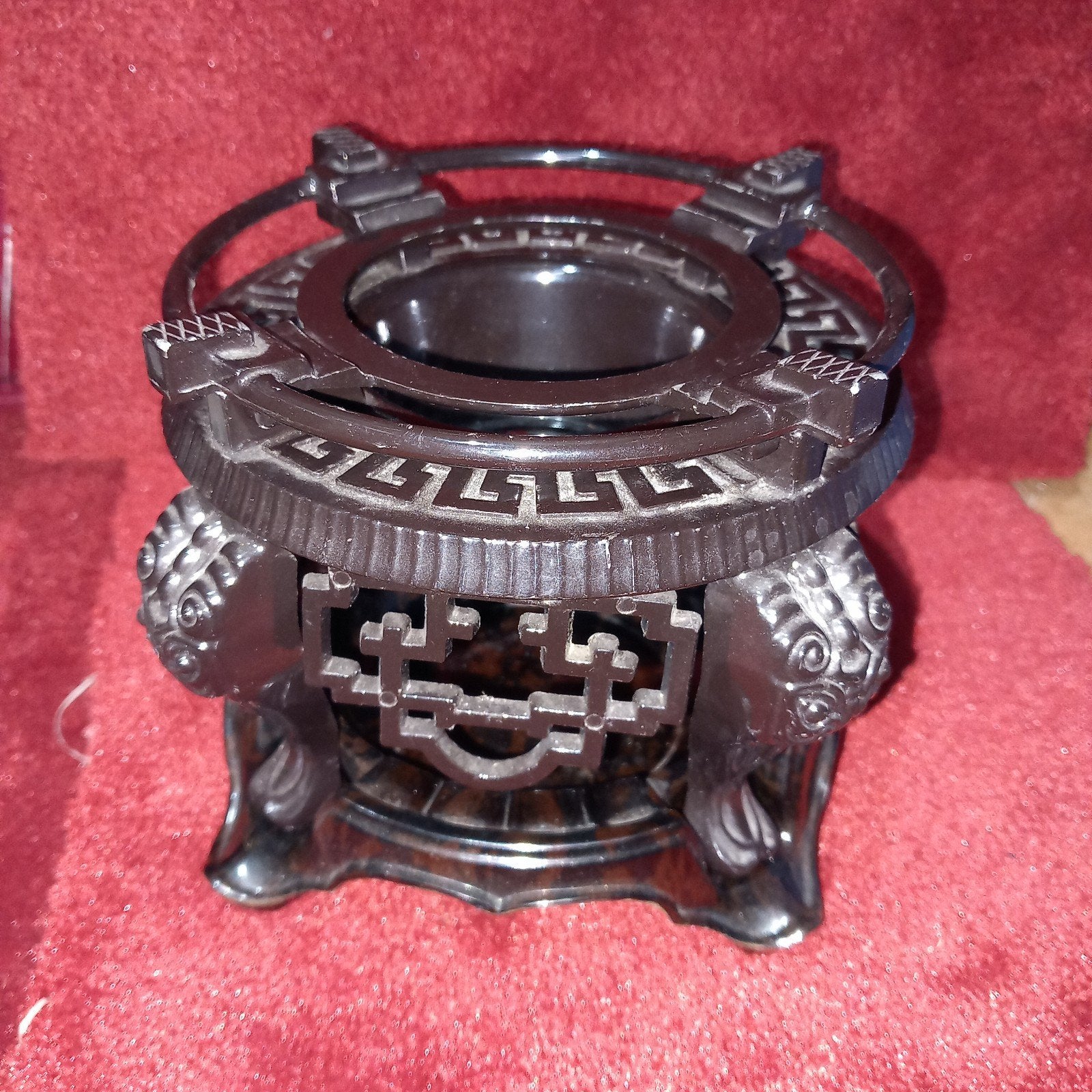 Klassiek traditioneel Chinees theelichtje.
Di, Kunststof, Gebruikt, Zwart, Waxinelichthouder