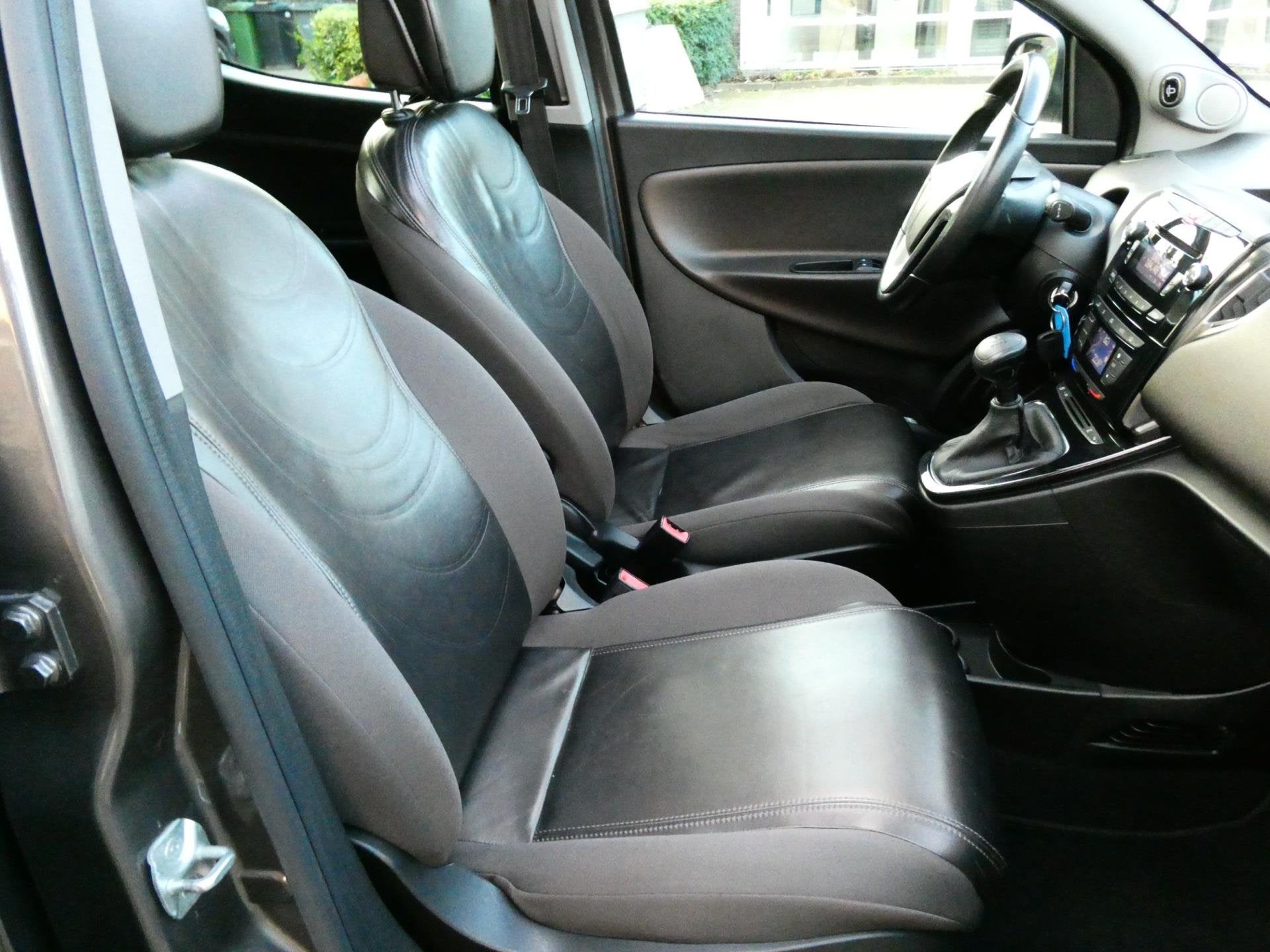Lancia Ypsilon 0.9 Platinum 86pk Automaat Clima Leder Schuif, Auto's, Euro 5, 86 pk, 750 kg, Leder