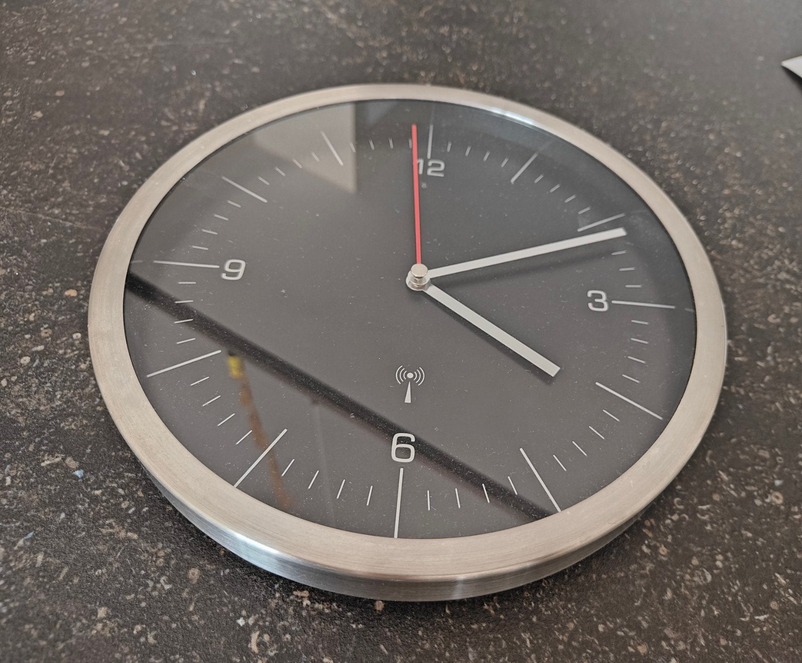 Electronische wandklok - Stil uurwerk en radio gestuurd, Wandklok, Radiogestuurd, Analoog, Ophalen of Verzenden