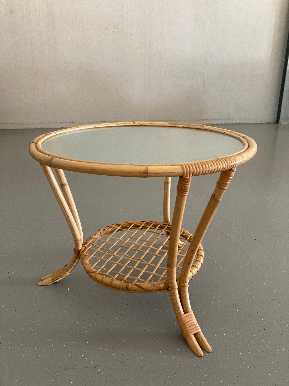 Vintage Rotan Tafeltje met Glazen Blad, Overige materialen, Gebruikt, Rond, 55 tot 75 cm
