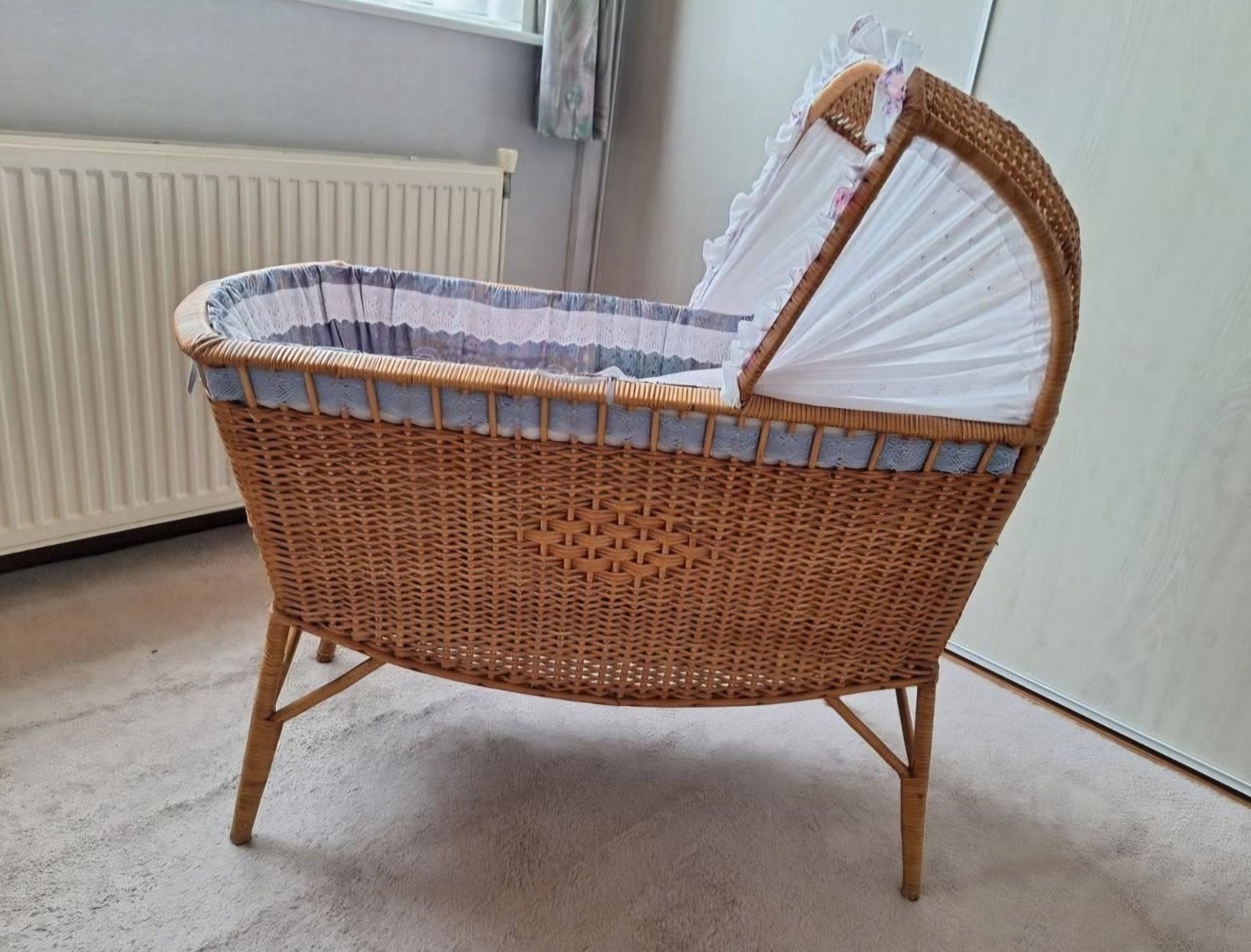 Vintage rieten wieg met bekleding., Ophalen, Zo goed als nieuw, Wieg