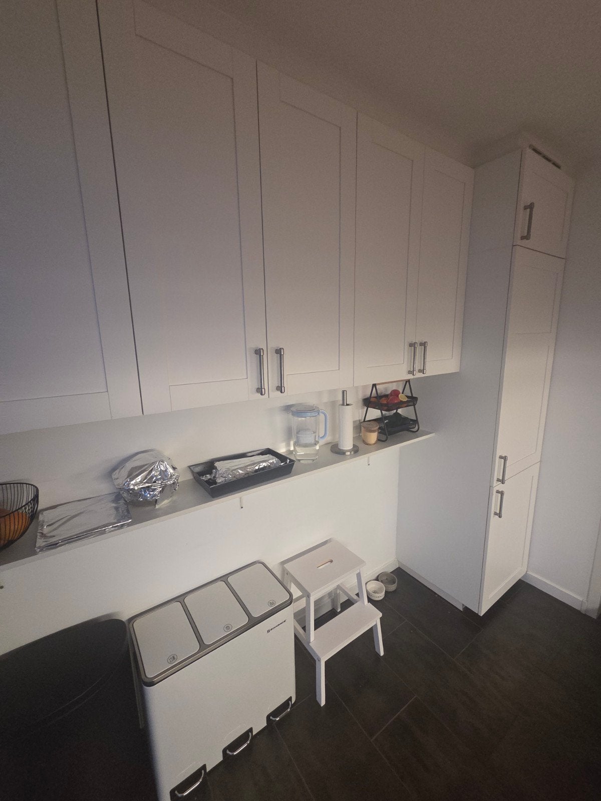 Moderne witte keuken met houten blad en inbouwapparatuur, Huis en Inrichting, Keuken | Complete keukens, Ophalen of Verzenden