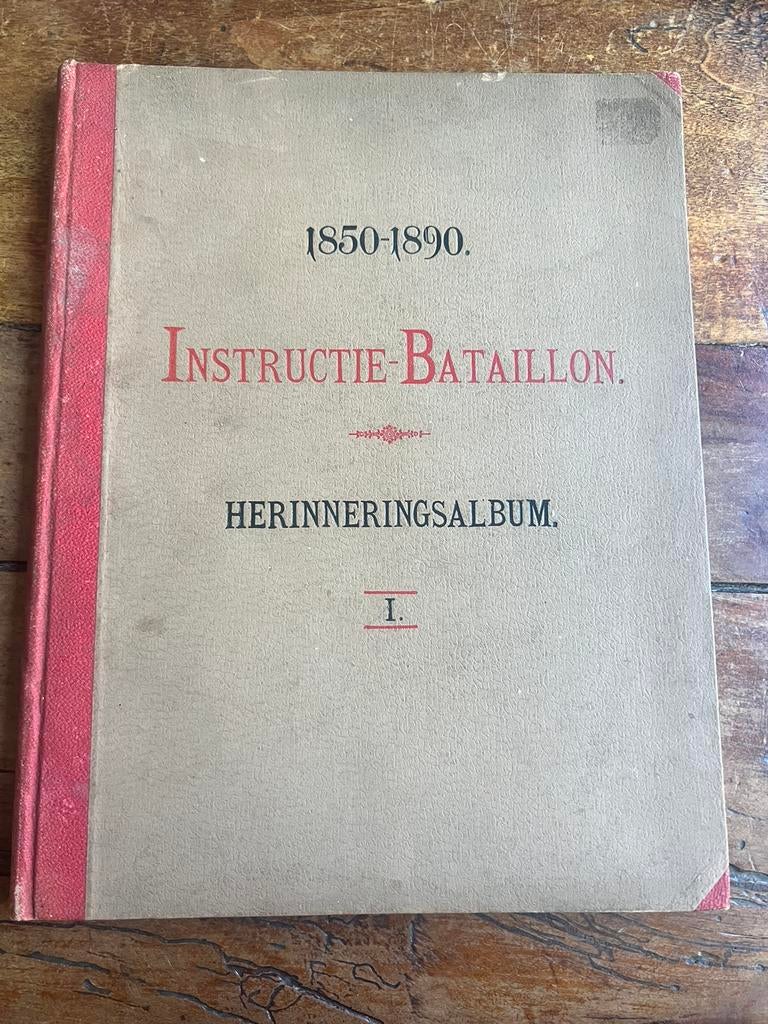 KNIL herinneringsalbum Instructie-bataljon kampen 1850 -1890, Ophalen of Verzenden, Nederland, Embleem of Badge