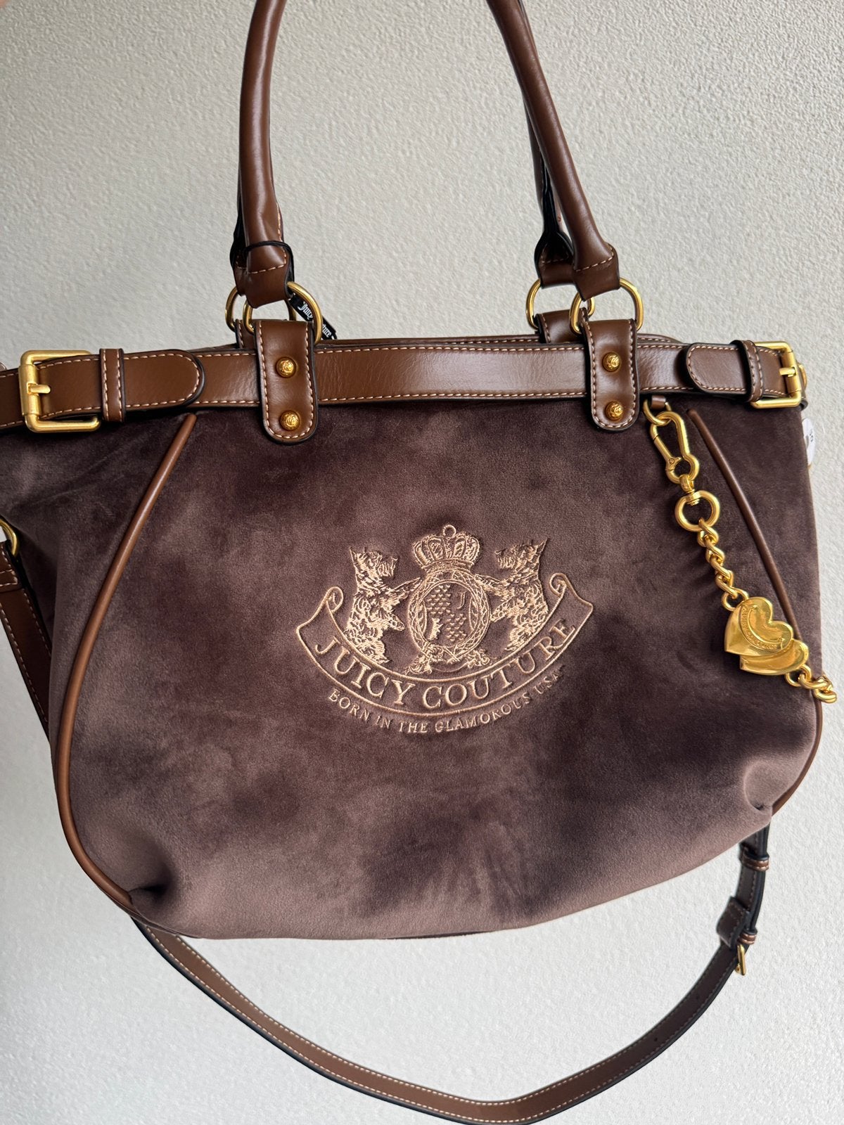 Juicy Couture Y2K bruine fluwelen grote schouder tas, Sieraden, Tassen en Uiterlijk, Tassen | Damestassen, Juicy Couture, Bruin