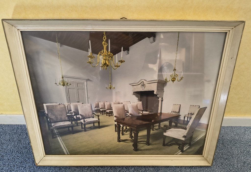 Gesigneerde ingelijste foto gemeentehuis Zutphen uit 1956, Verzamelen, Ophalen, Gebruikt, Foto, 1940 tot 1960