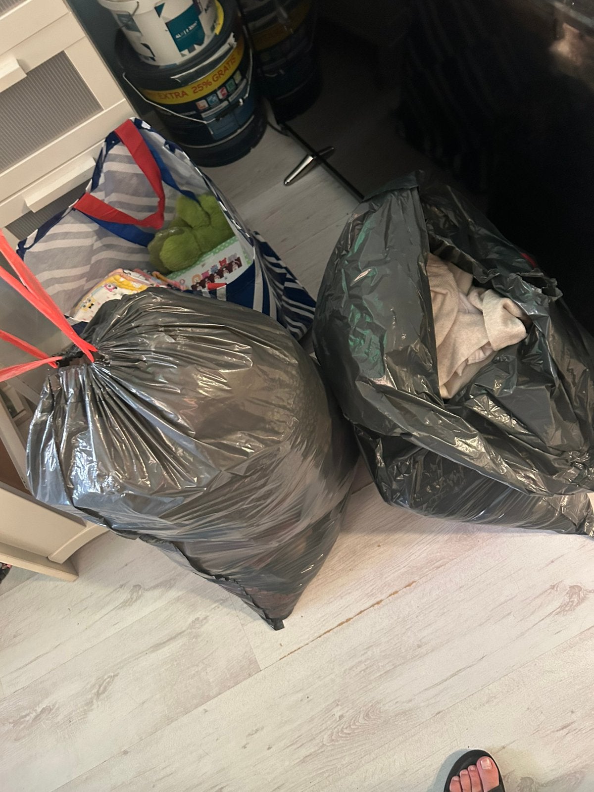 2 vuilniszakken met kleding, Ophalen, Tuinaarde