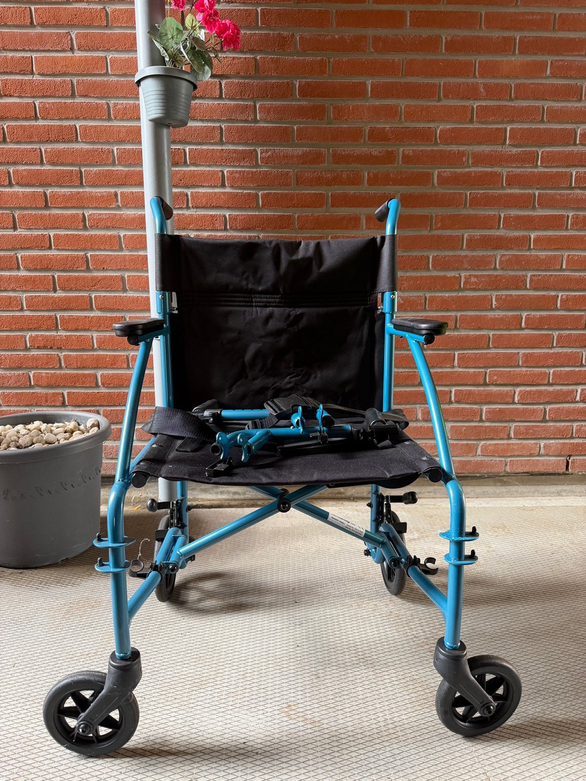 felblauwe opvouwbare transportrolstoel, Diversen, Rolstoelen, Ophalen, Inklapbaar, Zo goed als nieuw, Duwrolstoel