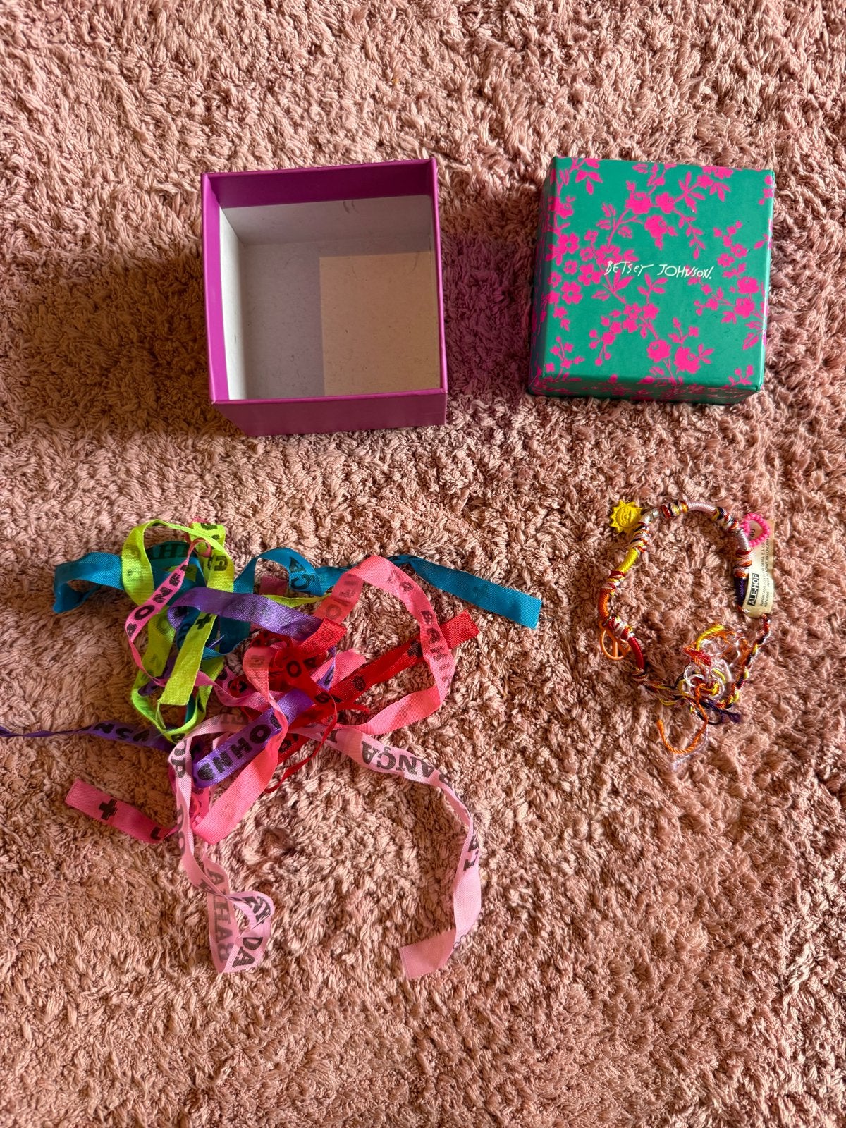 DIY Armbandjes Maakset met Bedels en Lintjes, Overige materialen, Overige kleuren, Ophalen of Verzenden, Zo goed als nieuw