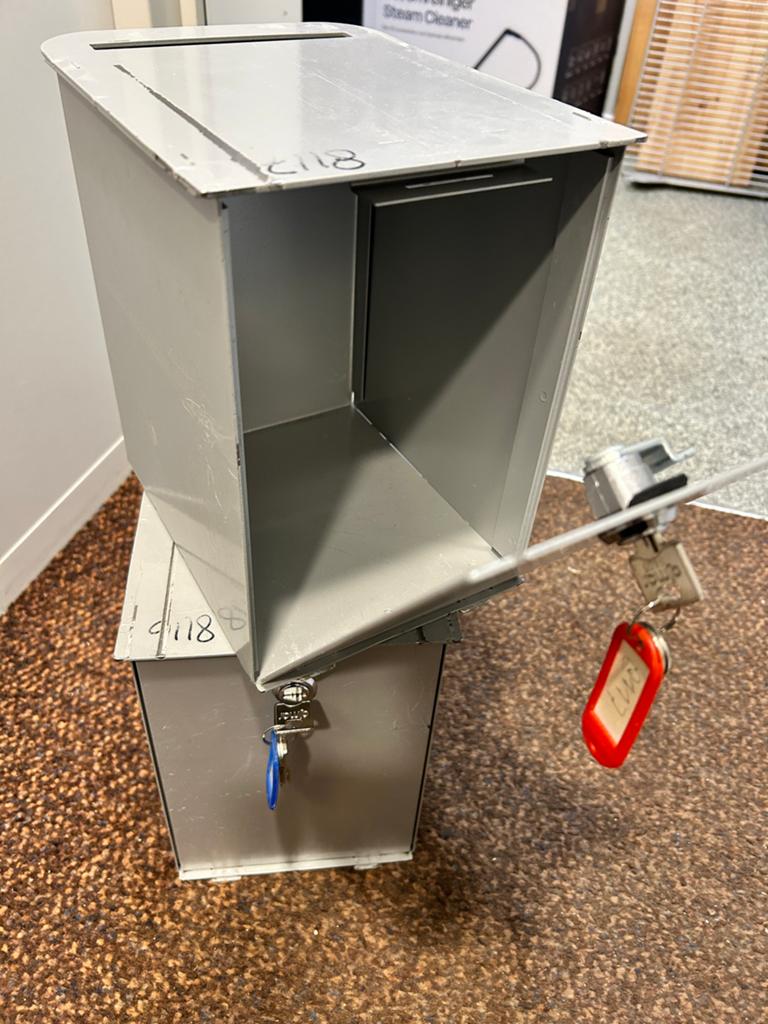 Gratis: Metalen geldkluizen (2 stuks) - Gebruikt in Blokker, Ophalen of Verzenden, Gebruikt, Brandkast