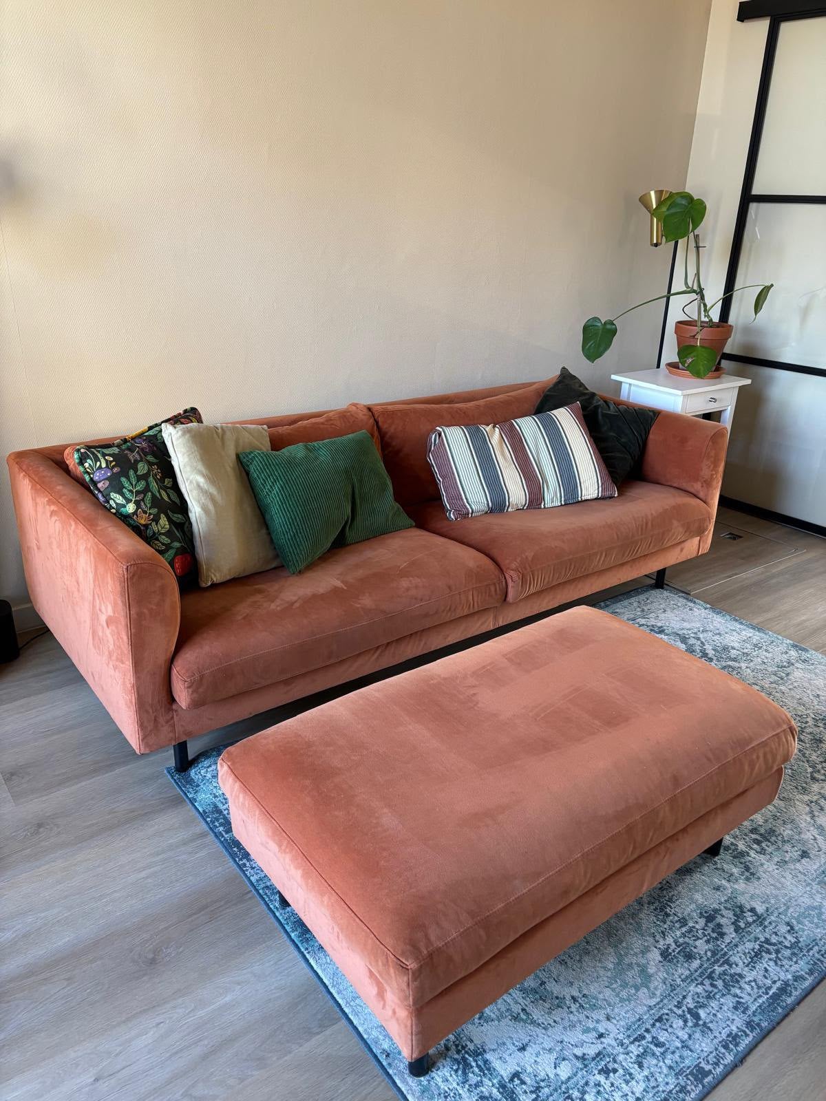 3-zits Bank + Hocker, By Sidde - Velvet, Terracotta, Huis en Inrichting, Banken | Sofa's en Chaises Longues, Zo goed als nieuw