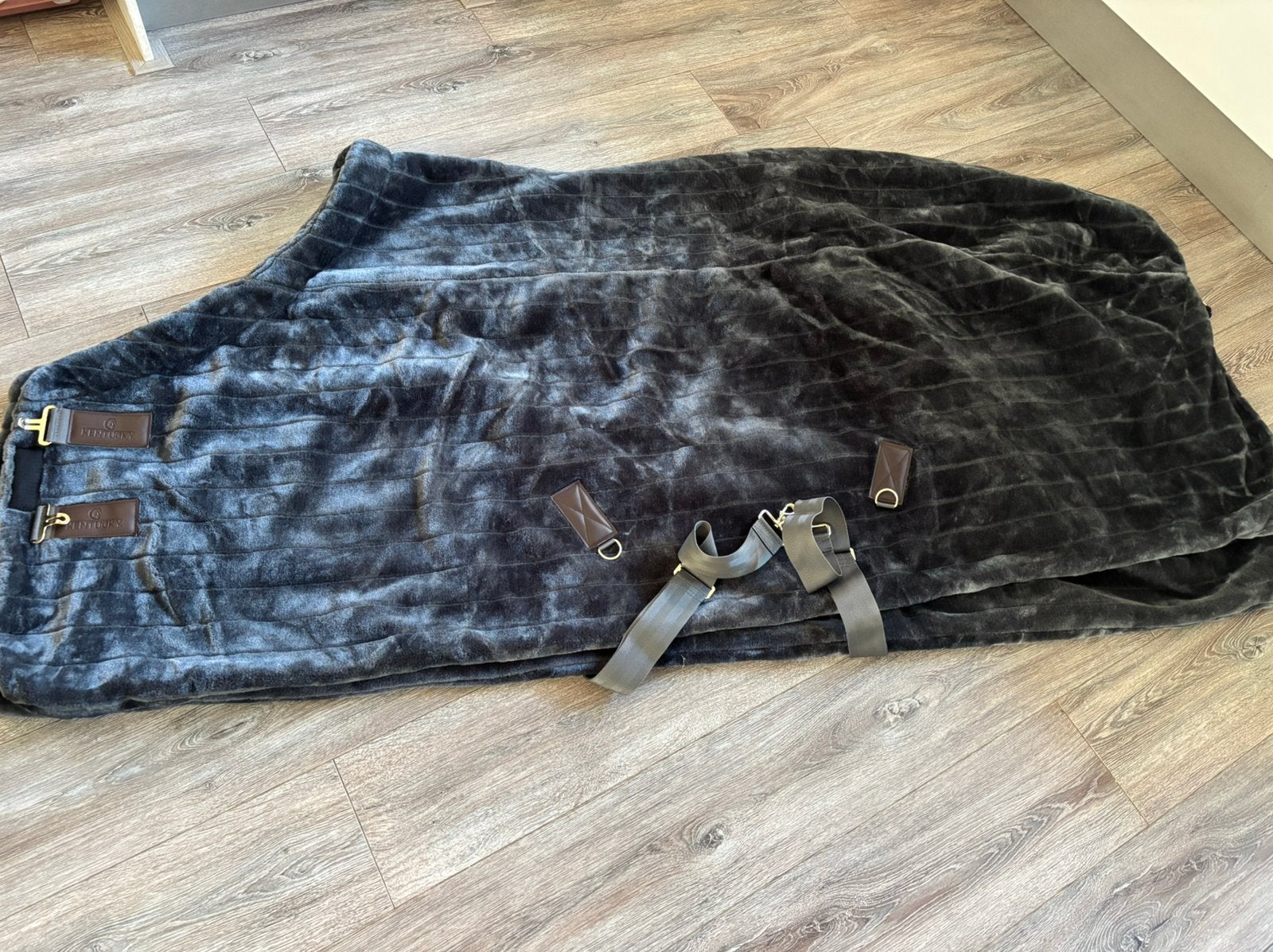 Nieuwe Kentucky fake fur deken, Dieren en Toebehoren, Full (L), Ophalen of Verzenden, Dubbele borstsluiting, Staldeken