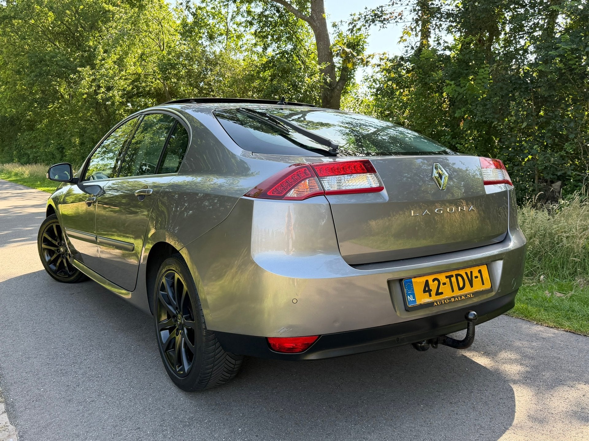 Renault Laguna 1.5 dCi Executive | Pano + Clima + Navi + Bos, Auto's, Voorwielaandrijving, Gebruikt, Zwart, 4 cilinders