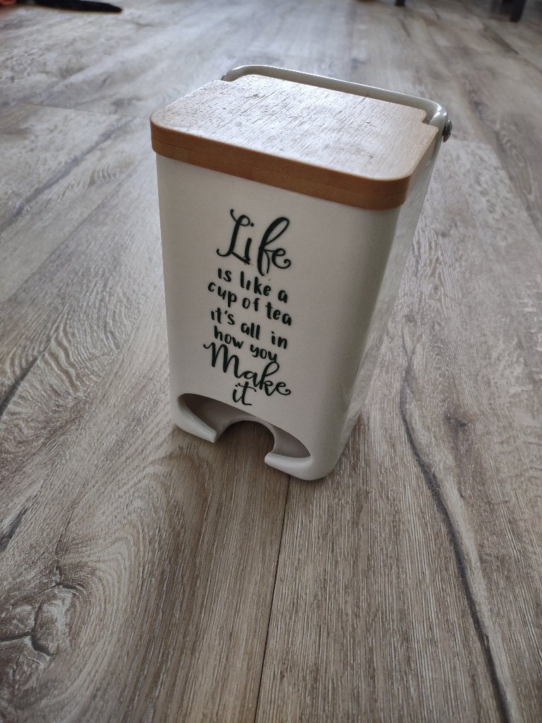 Prachtige witte theedoos met houten klepje. Tekst, dispenser, Overige typen, Onb, Ophalen of Verzenden, Onb