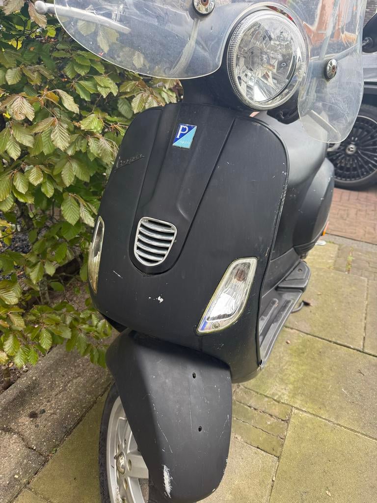 Vespa LX Scooter - Mat Zwart