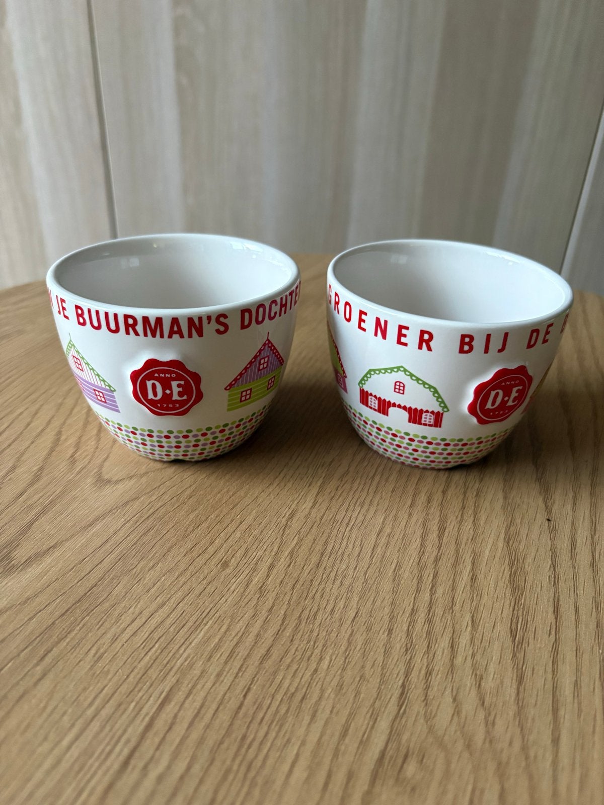 2 Douwe Egberts mokken met spreuken, Ophalen of Verzenden, Steen/keramiek, Meerkleurig, Overige merken