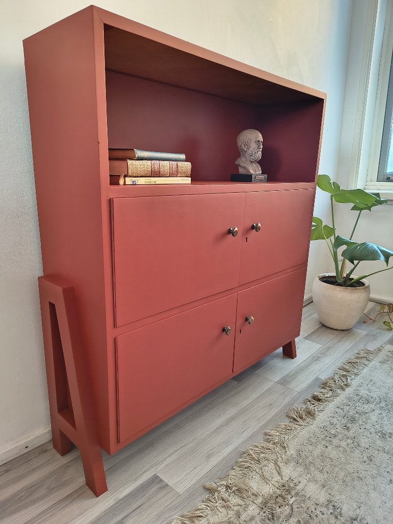 Vintage boekenkast / dressoir – terracotta rood, Met deur(en), Zo goed als nieuw, Onbekend, Onbekend