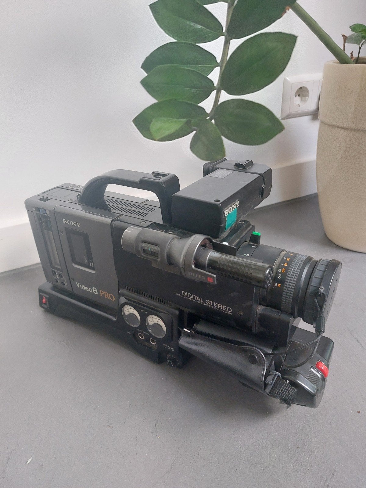 Sony Video8 PRO / CCD-V200E Camcorder met accessoires, Gebruikt, 20x of meer, Ophalen of Verzenden, Sony