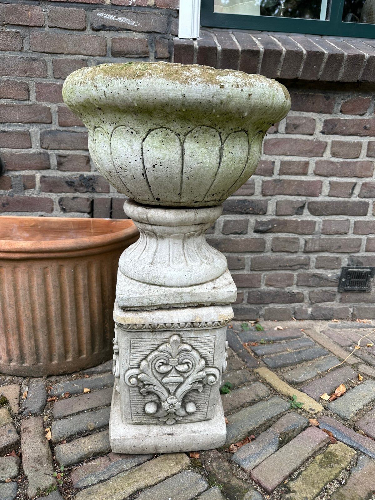 Brocante tuinvaas op sokkel, Ophalen, Gebruikt