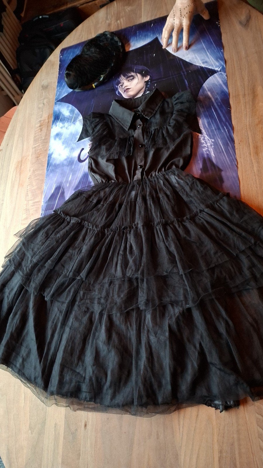 Wednesday jurk maat 140 met pruik, hand en poster, Kinderen en Baby's, Ophalen of Verzenden, Zo goed als nieuw, Meisje