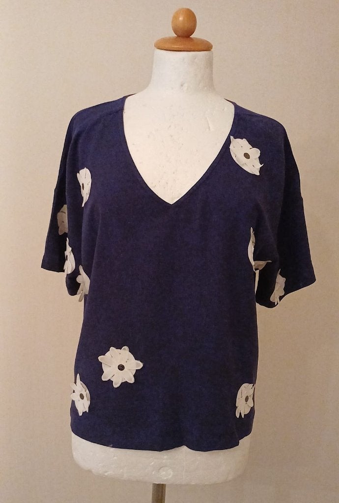 Donkerblauwe top maat 38 met witte bloemen, Maat 38/40 (M), Zo goed als nieuw, Korte mouw, Sandwich