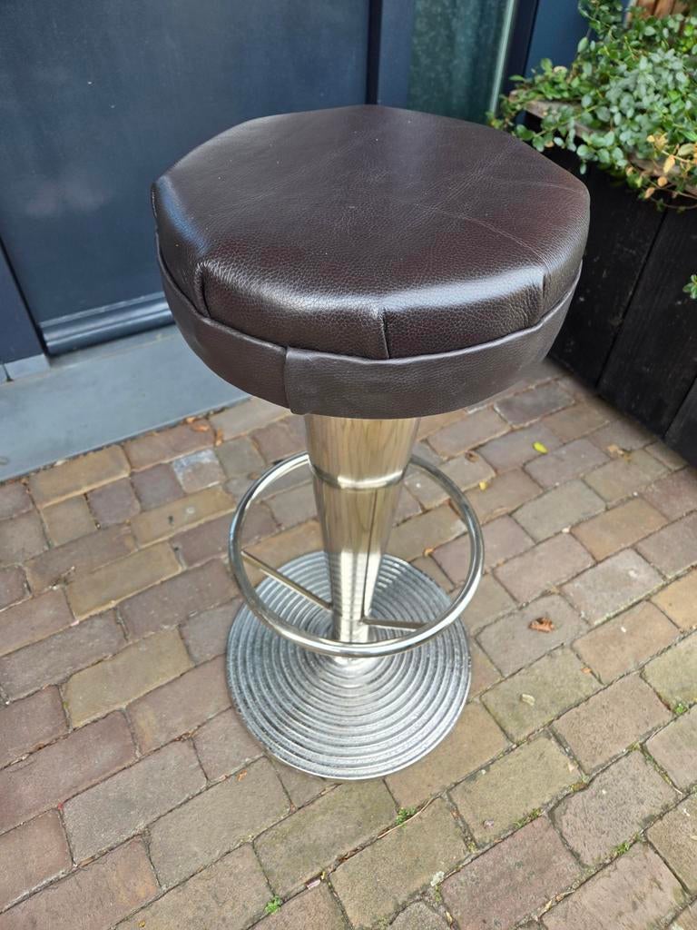 Jaren 50 / 60 barkruk met verchroomd onderstel, 1 kruk, Ophalen, Gebruikt, 60 tot 90 cm