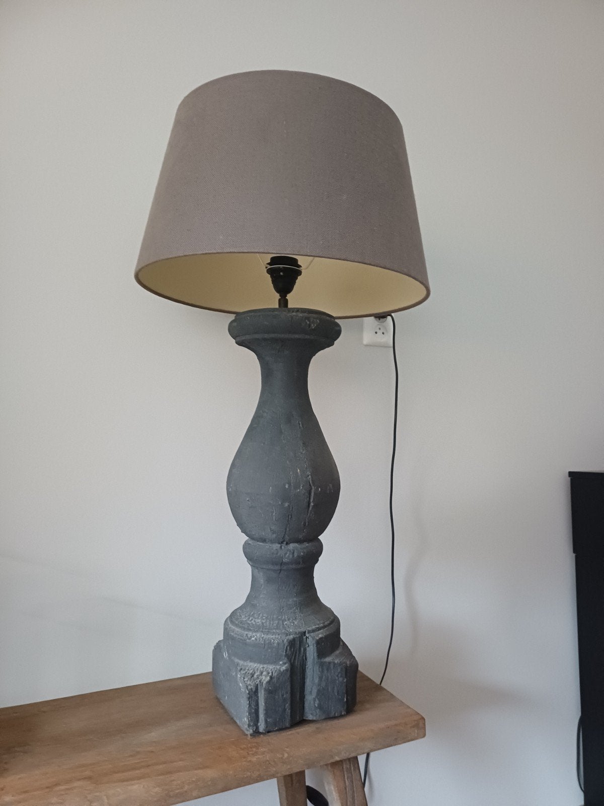 Grote landelijke tafellamp met grijze kap, Huis en Inrichting, Lampen | Tafellampen, Ophalen, Gebruikt, Met kap, E27 (groot)