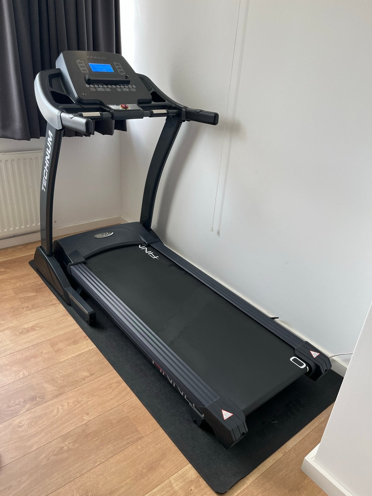 Finnlo Technum BT Loopband - Zo goed als nieuw, Sport en Fitness, Fitnessapparatuur, Zo goed als nieuw, Loopband, Benen, Metaal